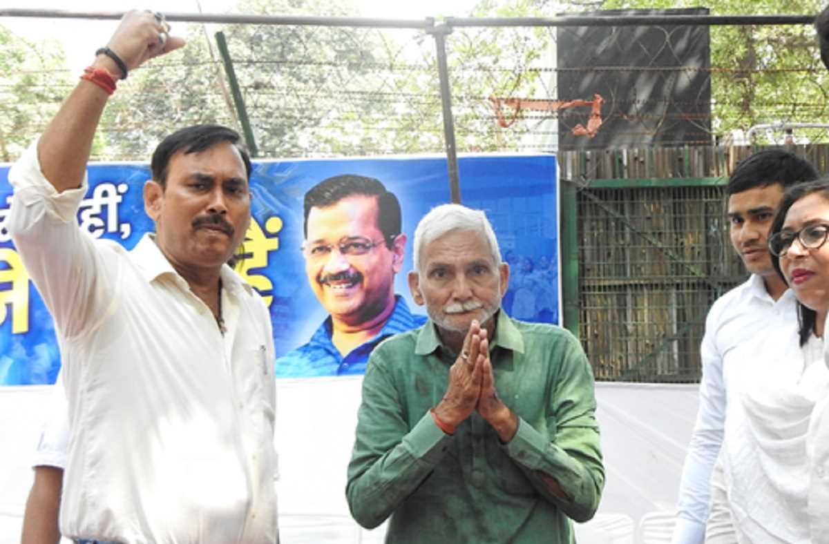 संजय सिंह के पिता डीडीयू मार्ग पर विरोध प्रदर्शन में हुए शामिल